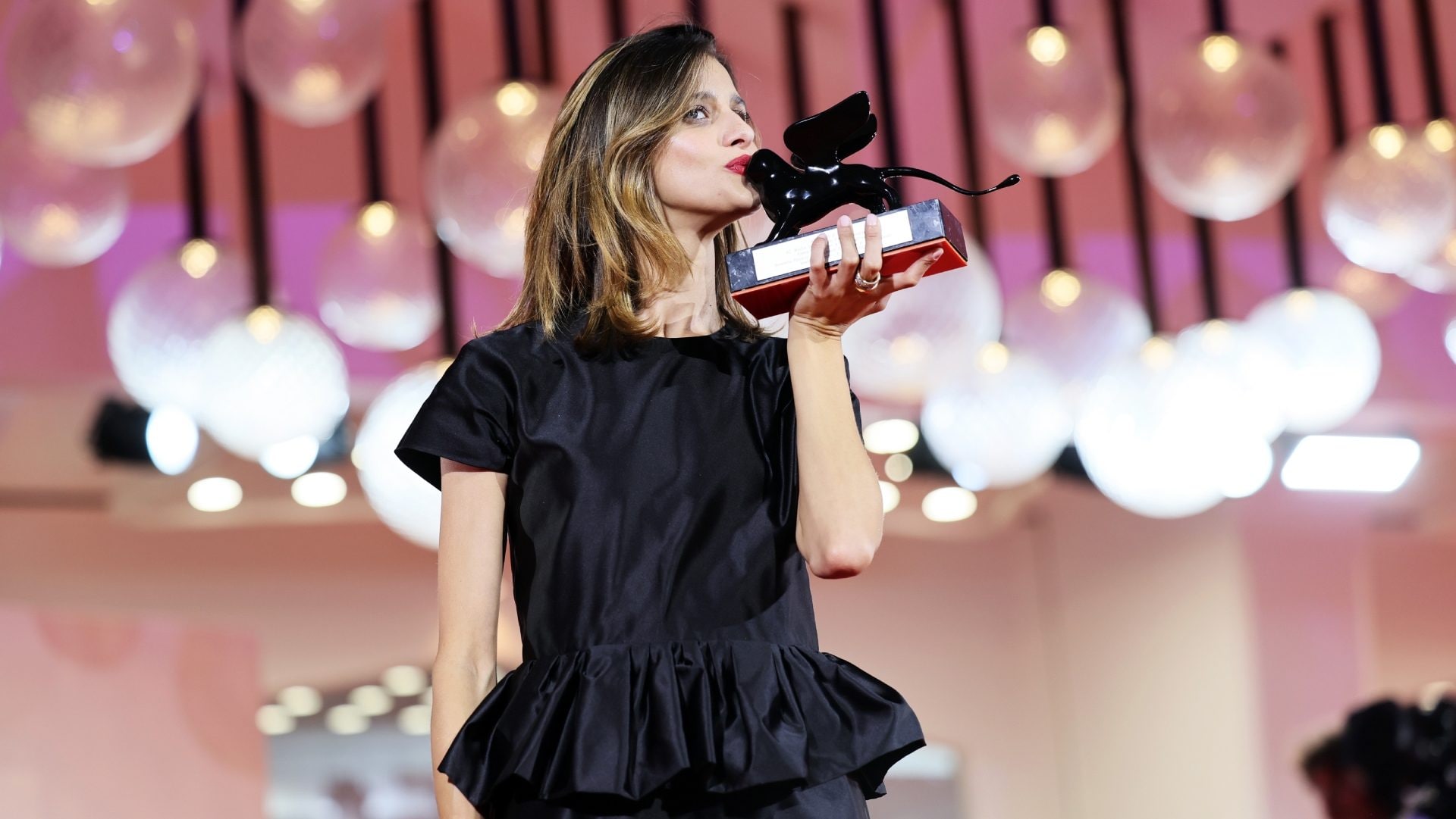 Benedetta Porcaroli trionfa a Venezia: alla cerimonia di chiusura rompe le tradizioni con l’abito corto