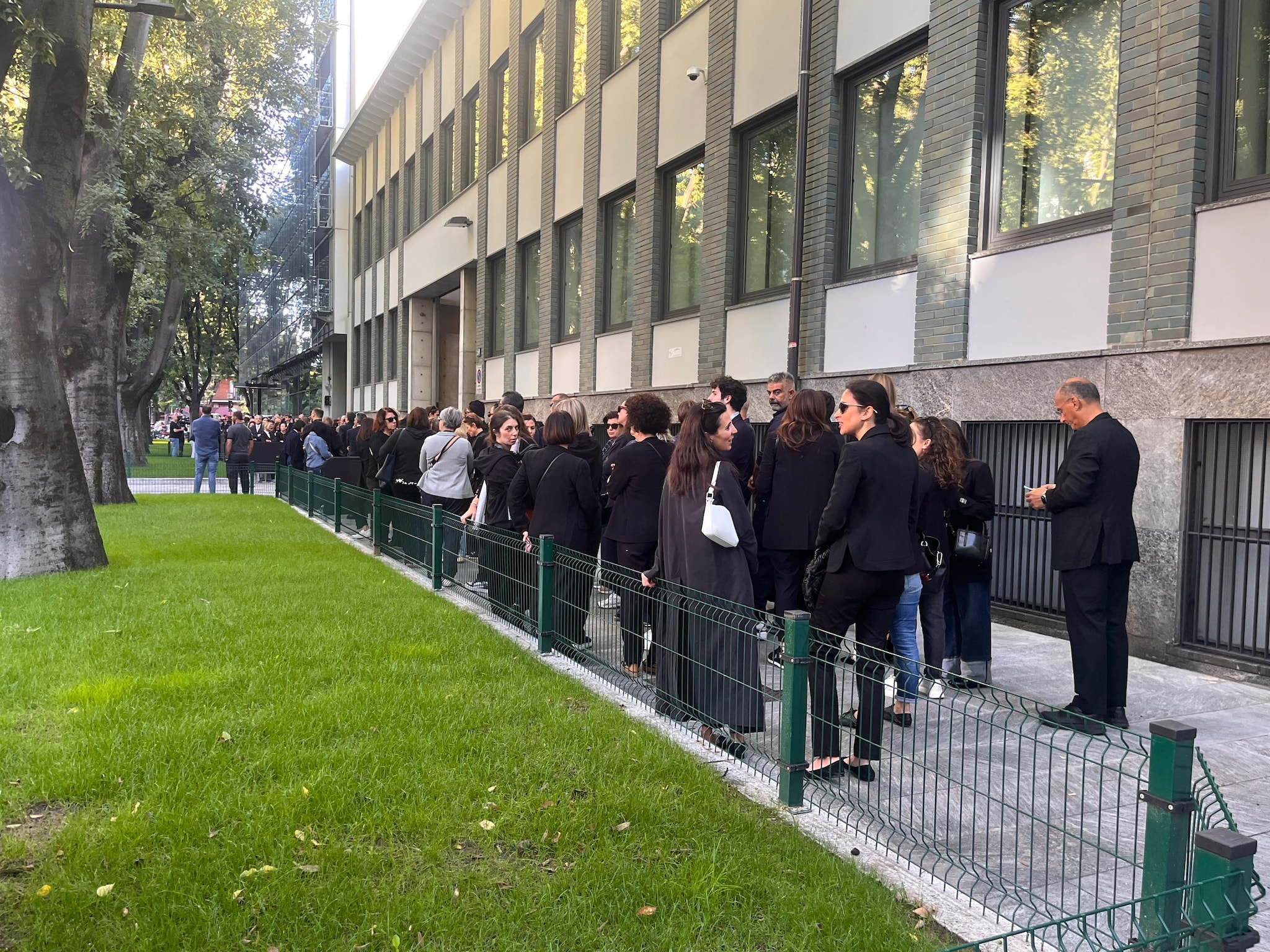 Dipendenti in fila alla camera ardente