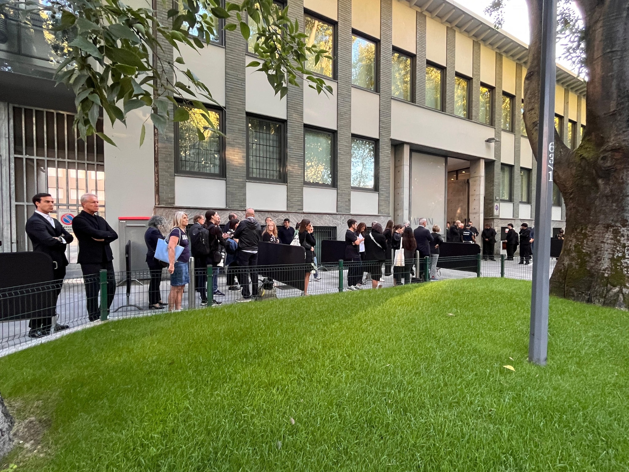 Dipendenti in fila alla camera ardente