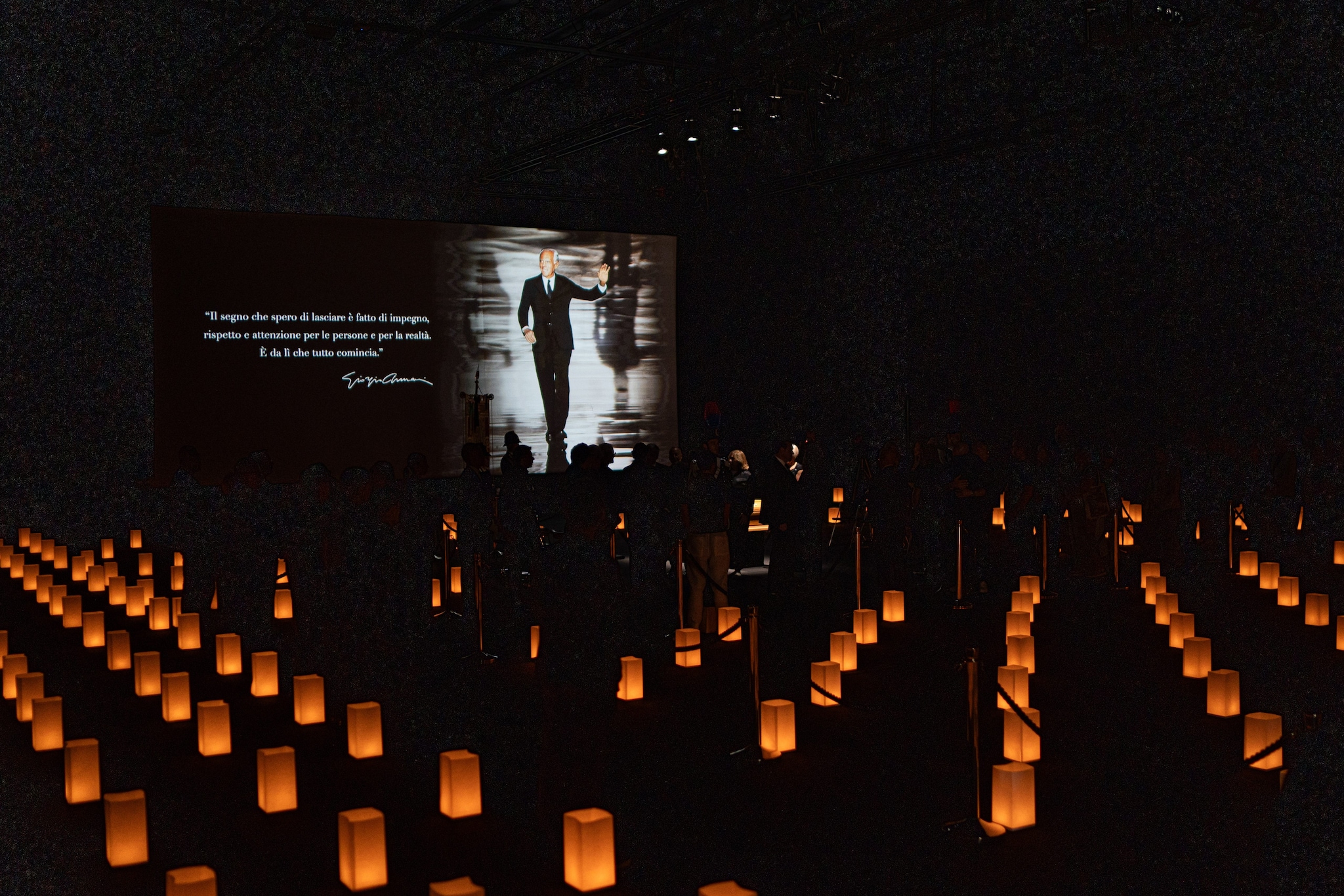 Aperta la camera ardente di Giorgio Armani, il sindaco Sala: "Dietro un'immagine fredda un uomo di calore"