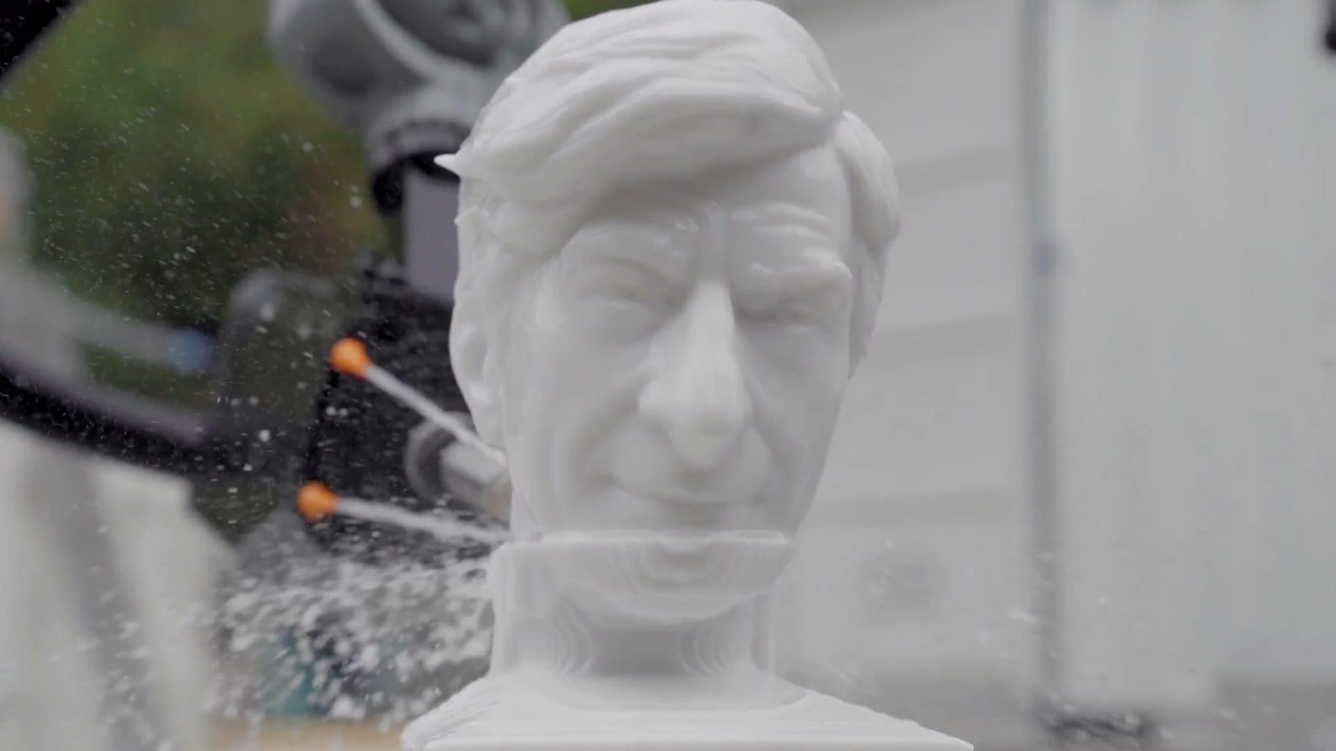 Perché Maurizio Cattelan ha mandato la sua testa scolpita da un robot a ritirare il premio al posto suo