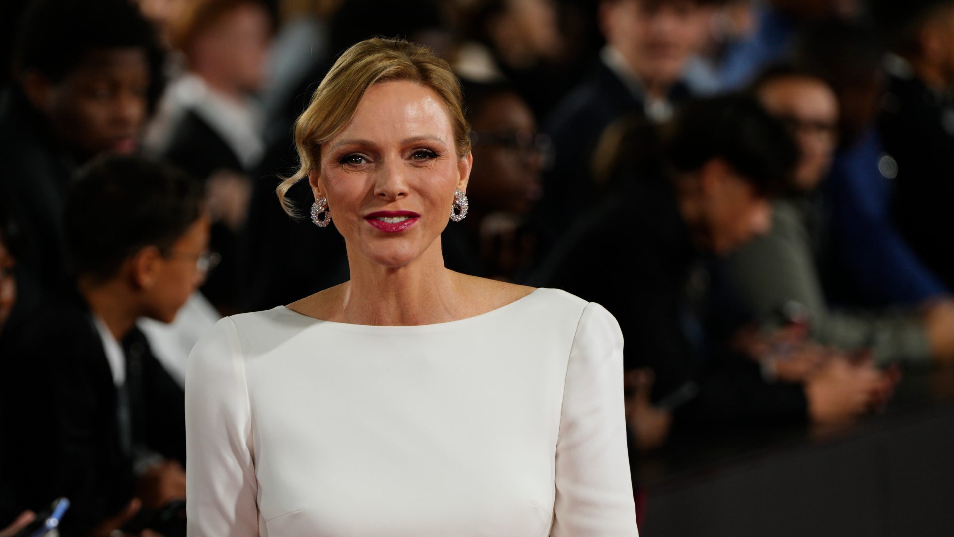 Charlene di Monaco inaugura l'autunno in total white: quanto costa l'abito bianco che ha incantato tutti