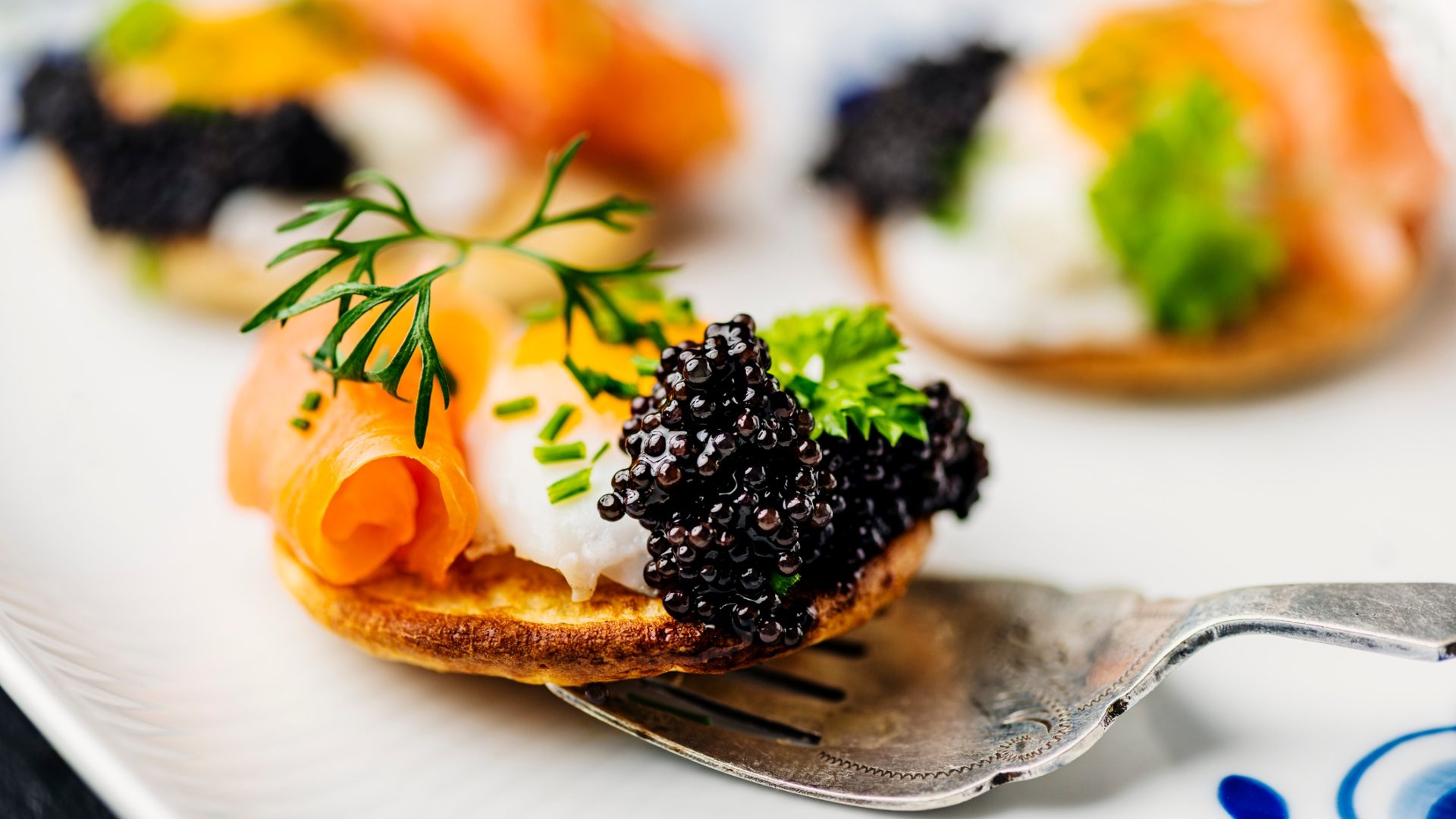 Dai menù tema sesso al caviale a colazione: le richieste culinarie più strane delle star