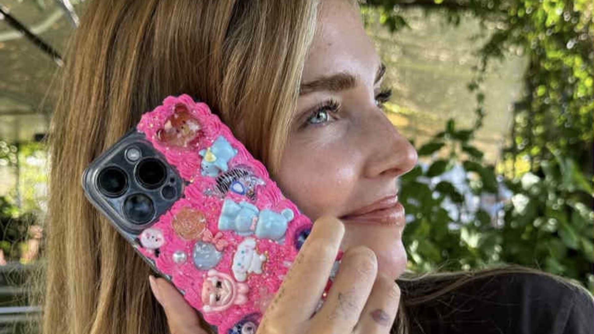 Il regalo di Vittoria Ferragni a mamma Chiara: le ha creato una cover con Labubu e glitter