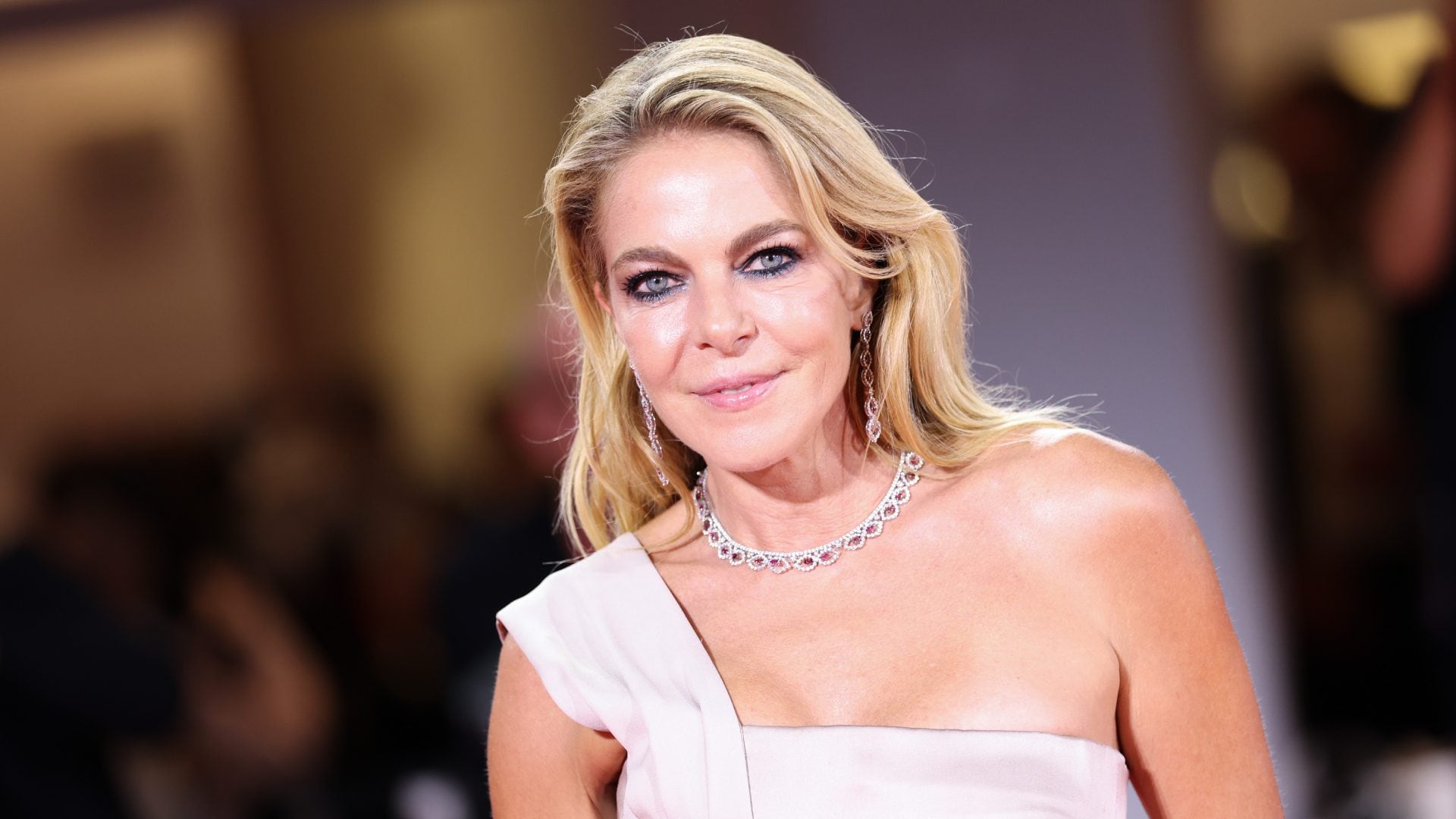 Claudia Gerini omaggia Giorgio Armani: sul red carpet di Venezia indossa un suo abito