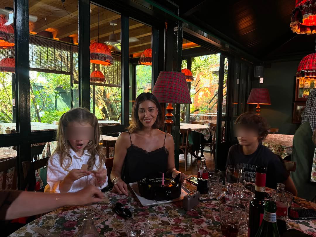 Belén Rodriguez al pranzo di compleanno con i figli
