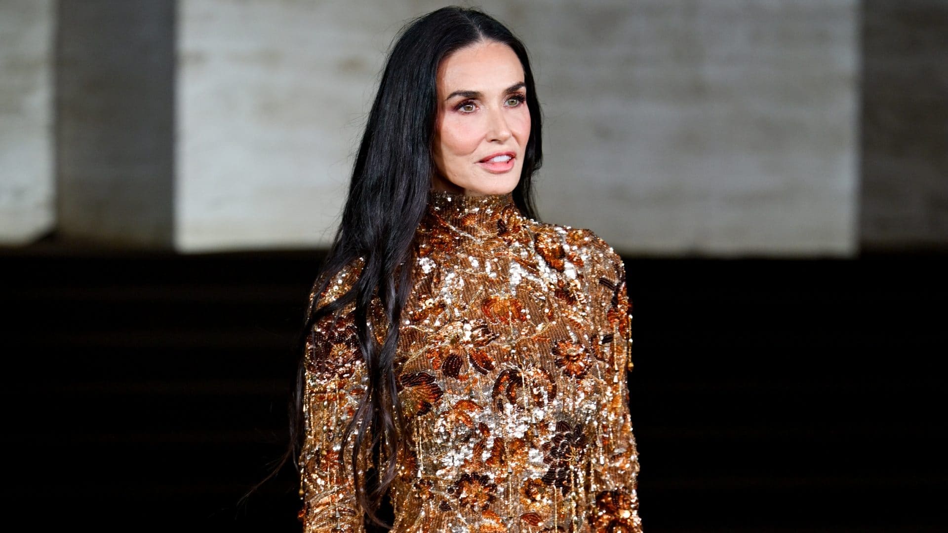Demi Moore brilla alla Milano Fashion Week: con l'abito d'oro inaugura la "Gucci era" di Demna