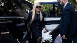 Perché Donatella Versace ha portato un bouquet di fiori bianchi alla camera ardente