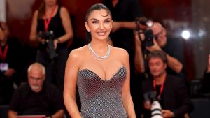 Elettra Lamborghini coperta di cristalli e diamanti: a Venezia sfila con il look scintillante