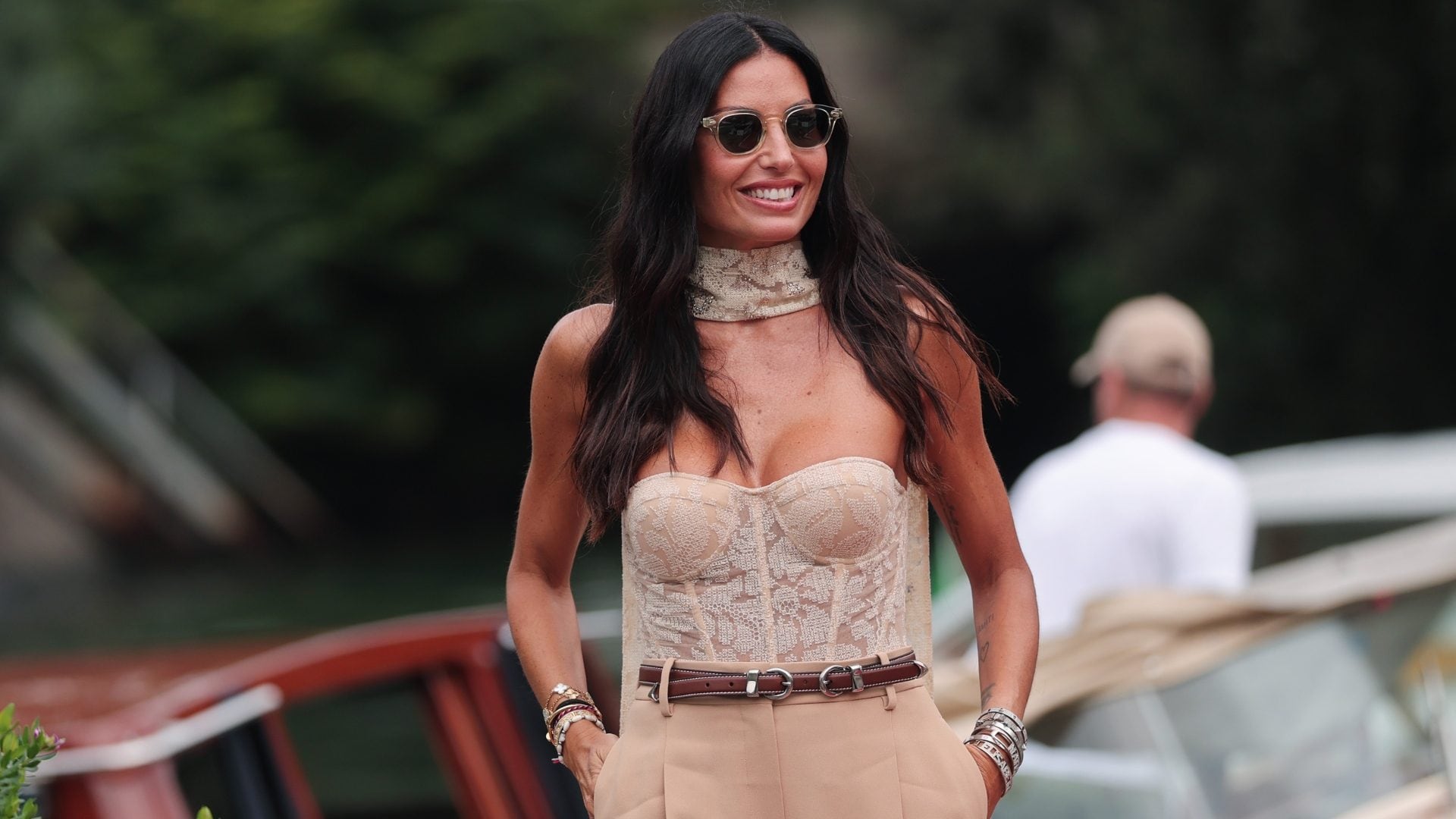 Elisabetta Gregoraci arriva a Venezia: look color nude con sciarpetta a effetto strascico