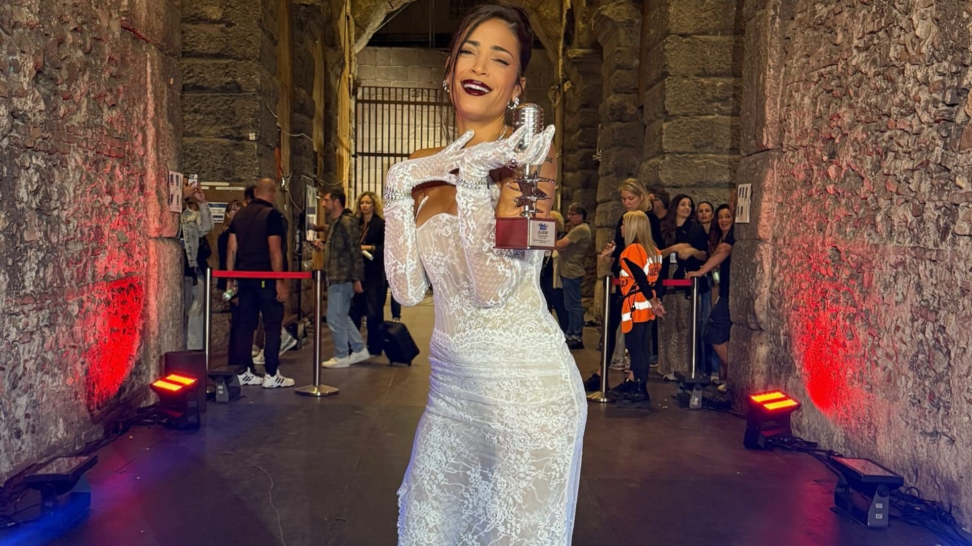 Il ritorno dei collant di pizzo: Elodie ai TIM Music Awards 2025 lancia il trend dell'autunno 2025