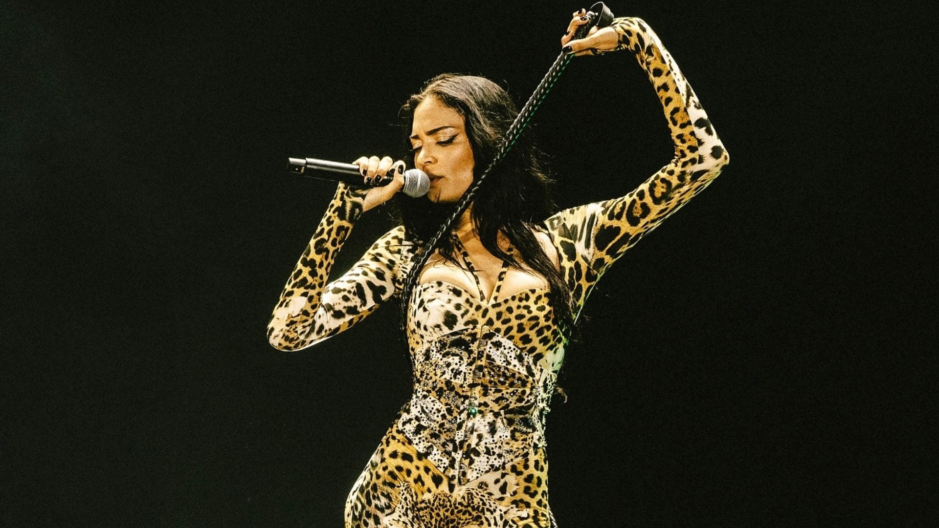 Quanto costano i look di Elodie per il concerto a San Siro e chi ha firmato i suoi abiti