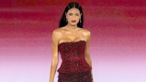 Elodie torna a sfilare a Parigi: l'abito con i cristalli rossi è un omaggio alla moda italiana