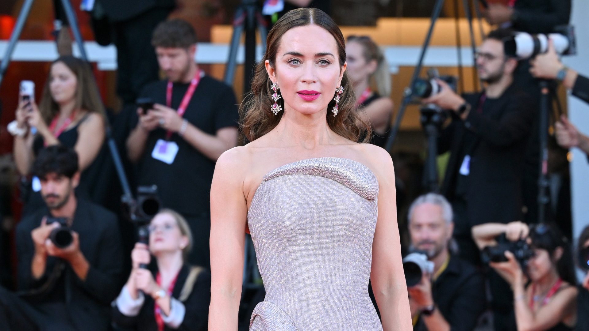 Emily Blunt da Il Diavolo veste Prada 2 a Venezia: sul red carpet brilla con l'abito di cristalli