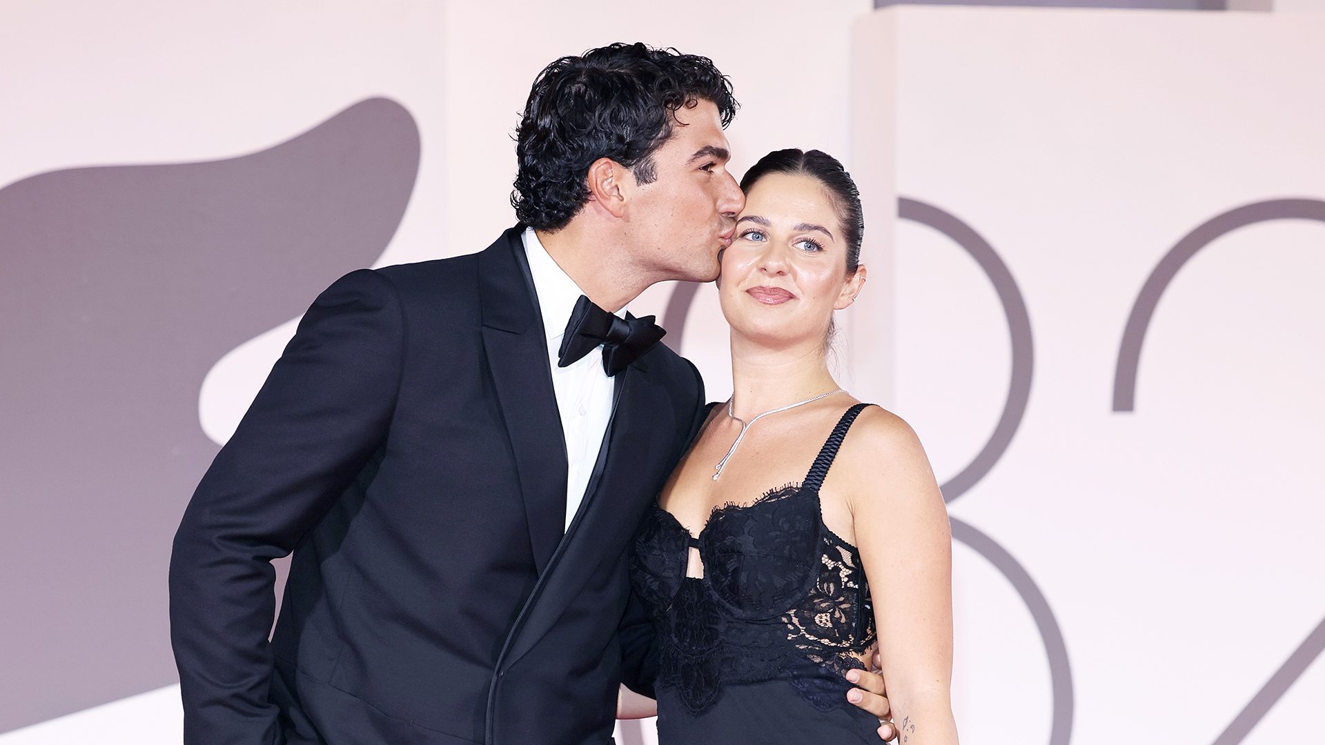 Giacomo Giorgio e Maddalena Botta coordinati a Venezia: il primo red carpet di coppia è total black