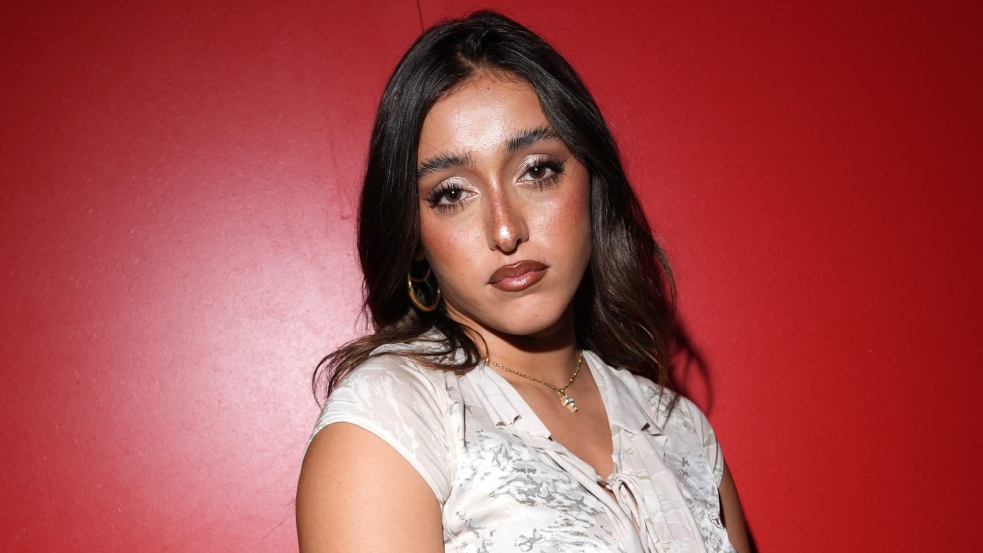 Giulia Stabile alla conquista della moda: alle sfilate di Milano è icona fashion con il look no bra