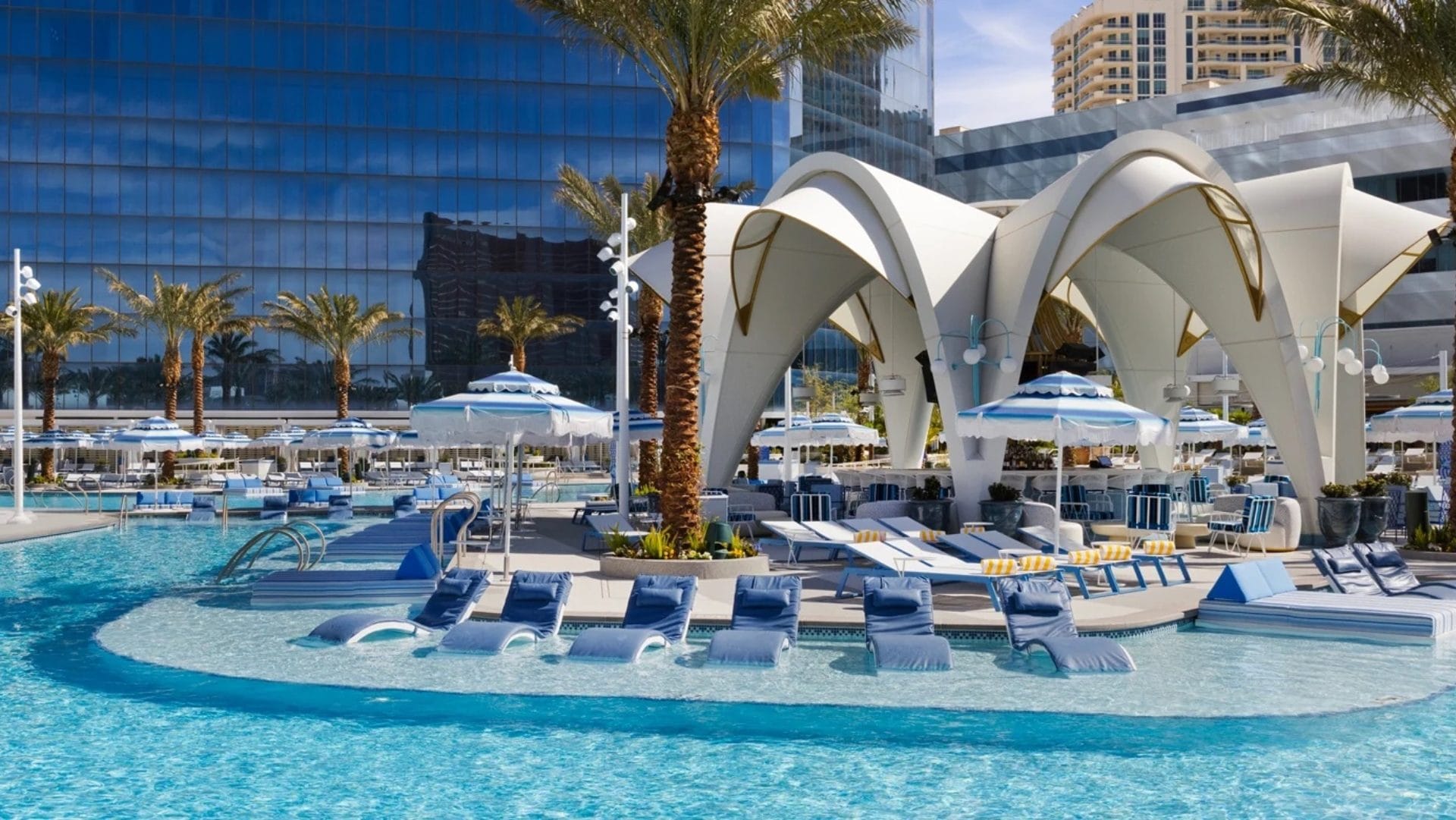 Quanto costa una notte nell'hotel più spettacolare di Las Vegas: ha mega spa e ristoranti stellati