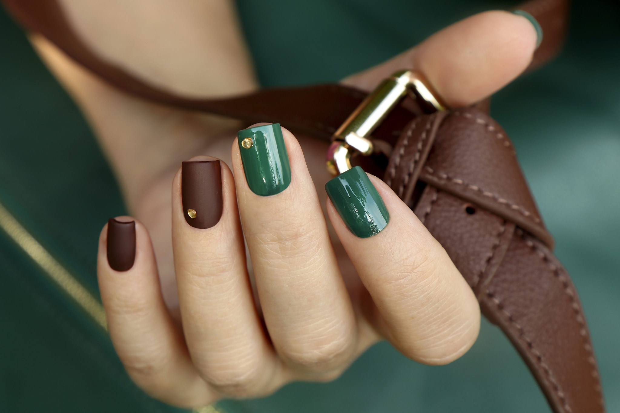 Manicure bicolor marrone e verde