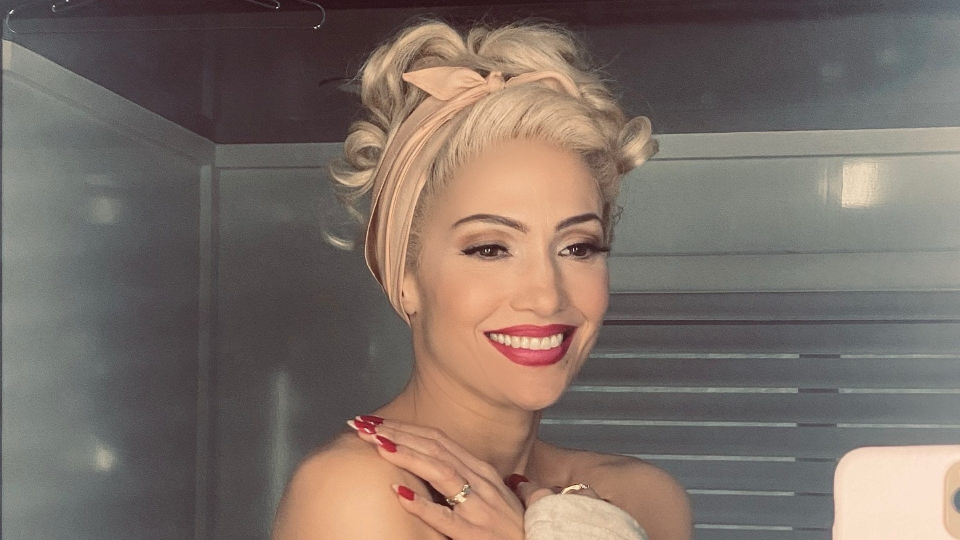 Jennifer Lopez con i capelli biondi: le foto della trasformazione in pin-up