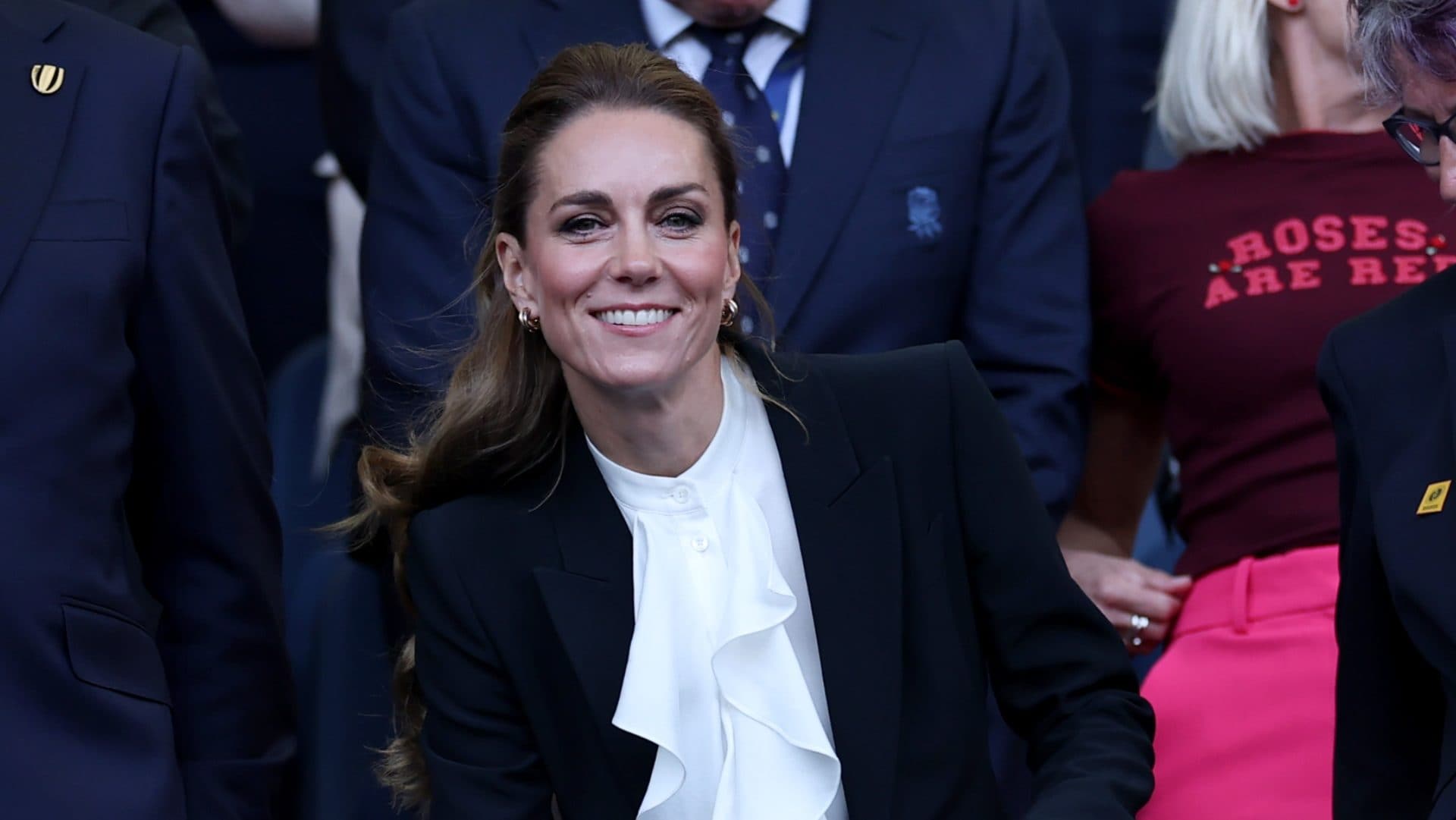 Kate Middleton in versione business woman: il nuovo look con tailleur e borsa griffata da 5mila euro