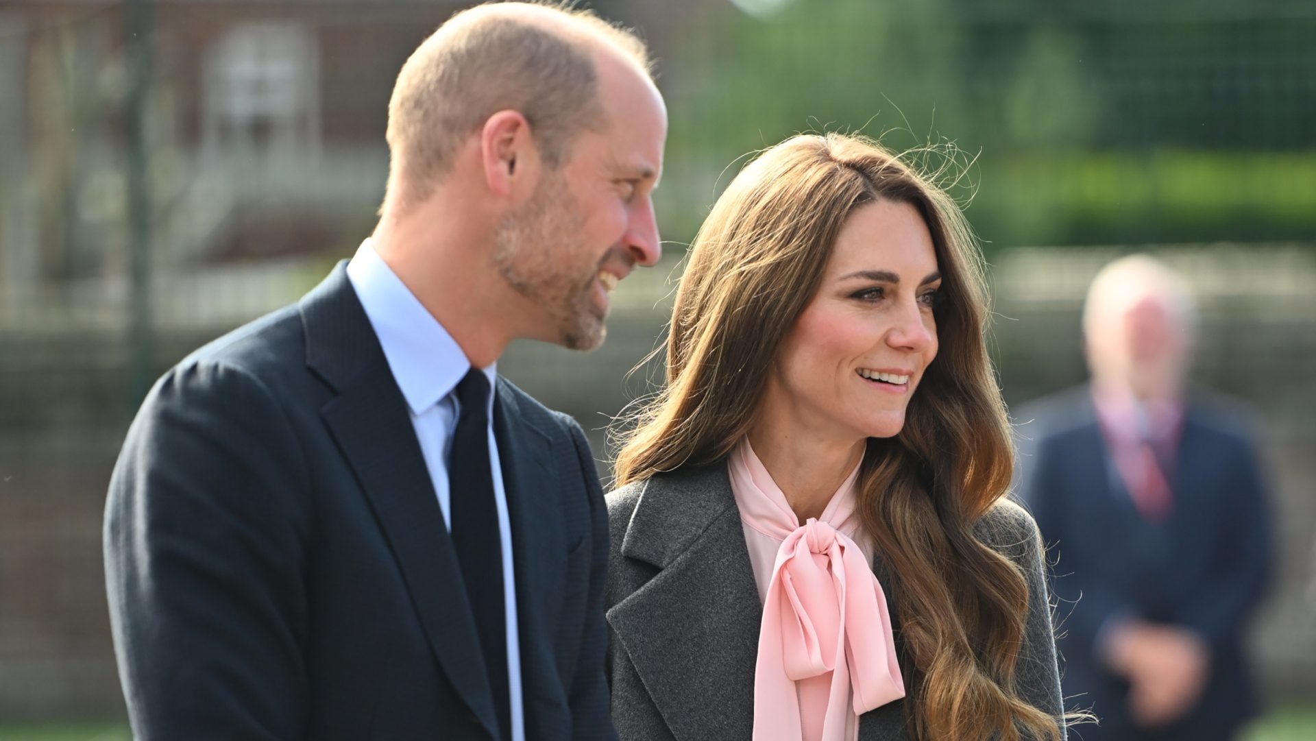 Kate Middleton dà il via all'autunno: il primo look di stagione è con cappotto e camicia bon-ton