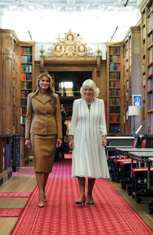 Melania Trump in Louis Vuitton, scarpe Manolo Blahnik