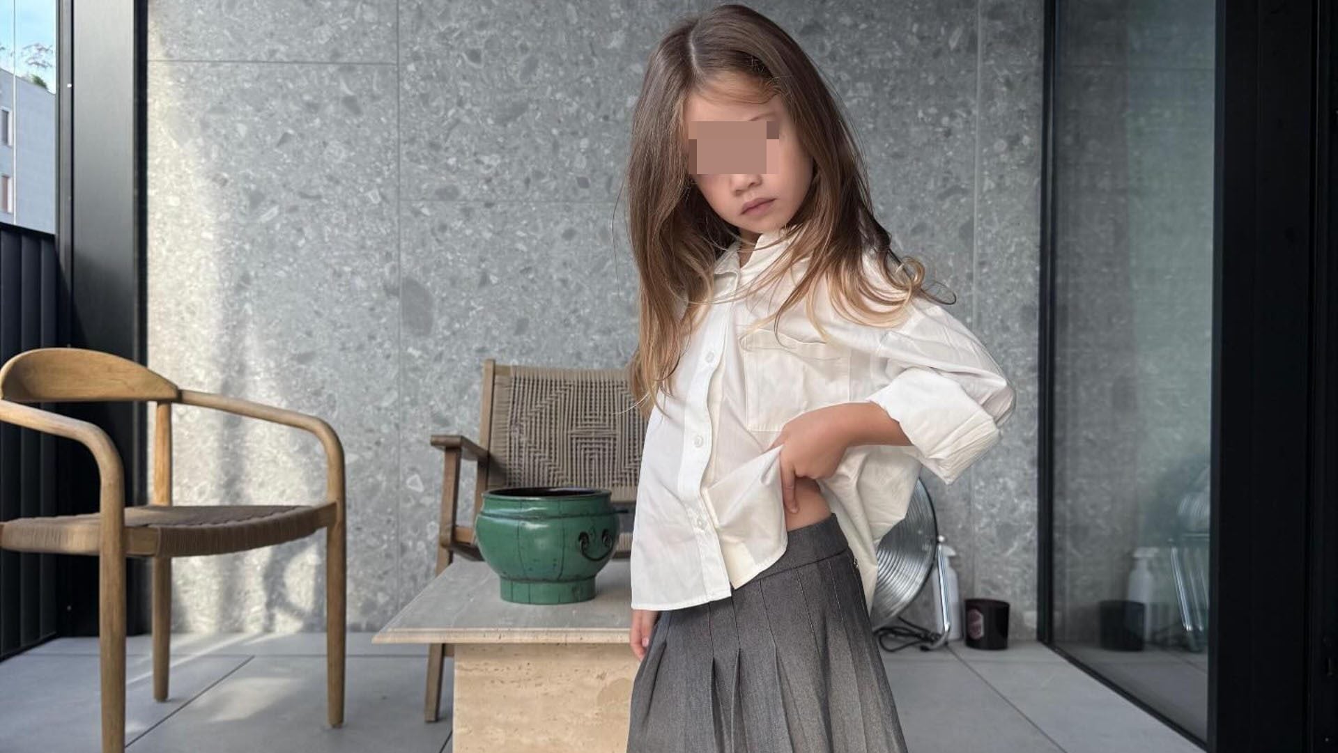 La divisa scolastica di Luna Marì: gonna a pieghe e camicia per il primo giorno all'asilo