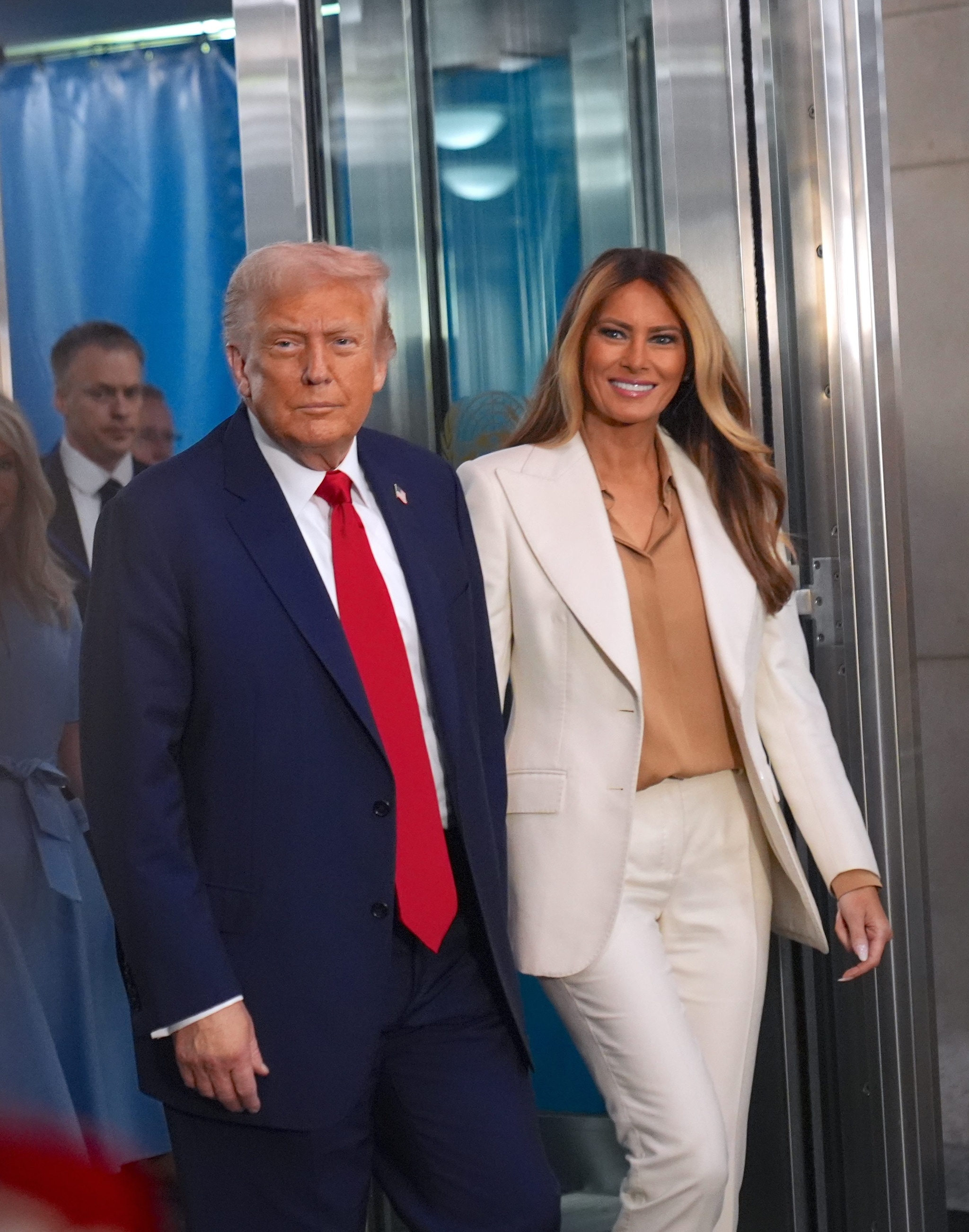 Melania Trump in Dolce&Gabbana, camicia Max Mara