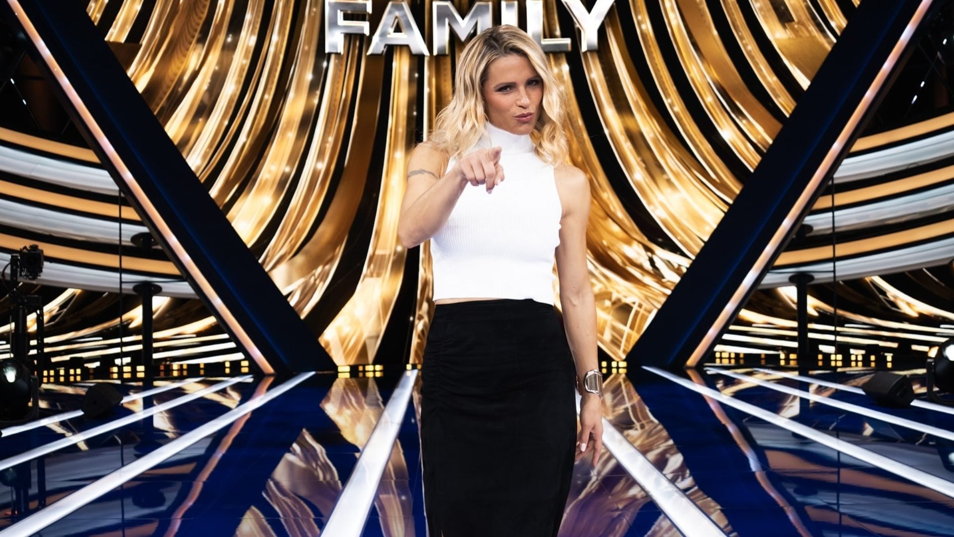 Michelle Hunziker a Io canto family: niente abiti da sera, per il debutto sceglie il top a collo alto
