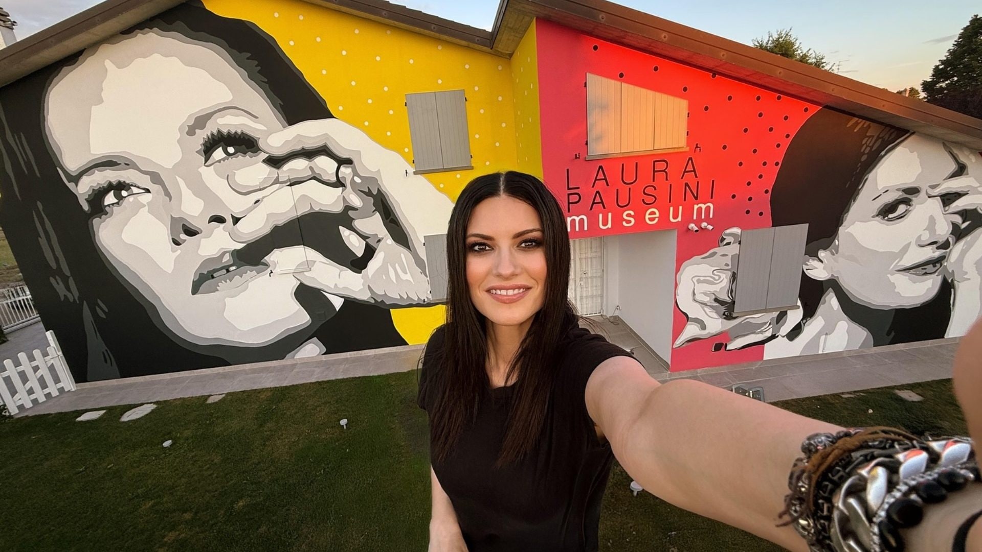 Apre il primo museo di Laura Pausini: com'è fatto e quanto costano i biglietti