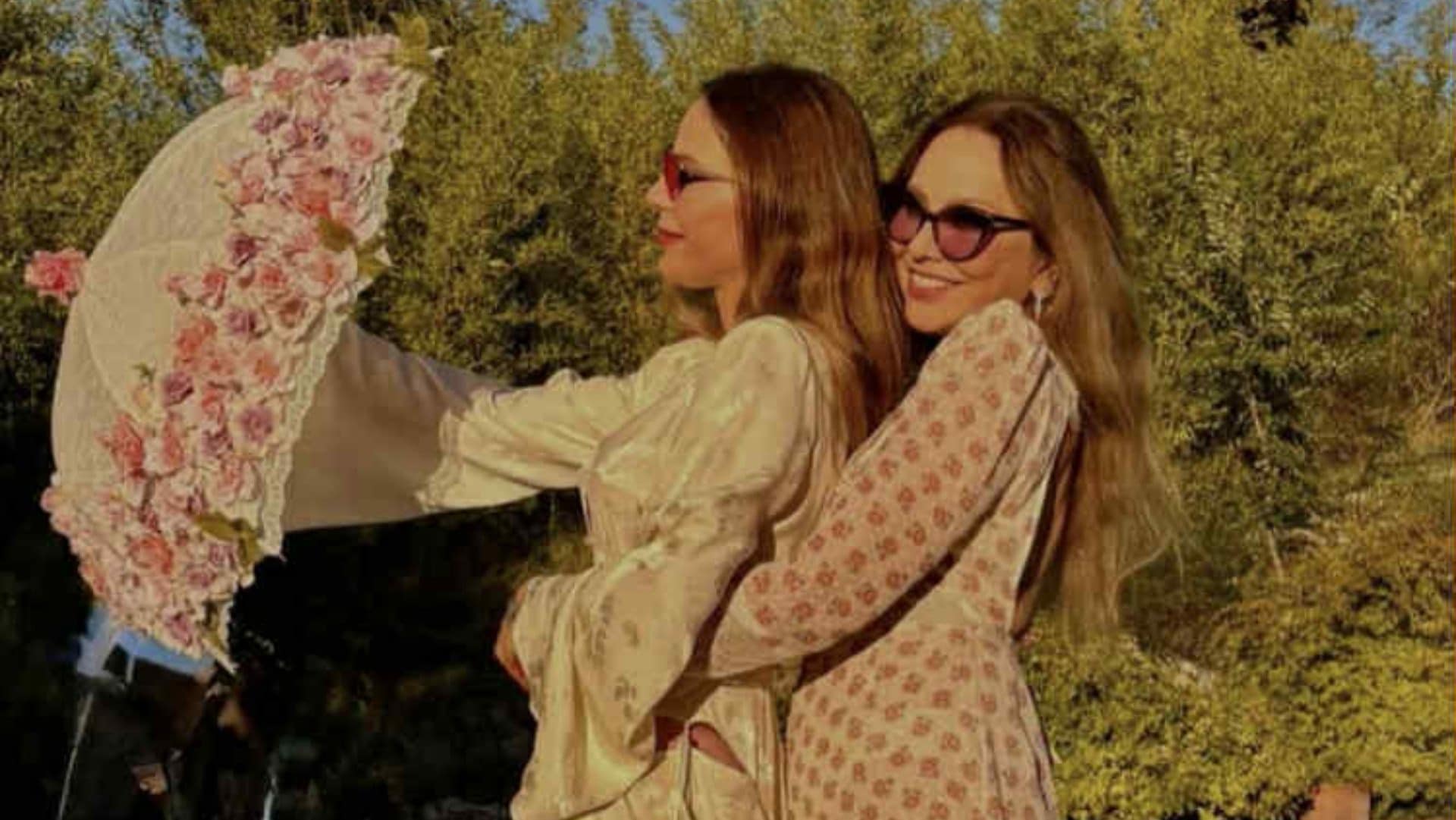 Il matrimonio di Naike Rivelli e Roberto Marzano: la sposa indossa abito avorio e ombrellino di fiori