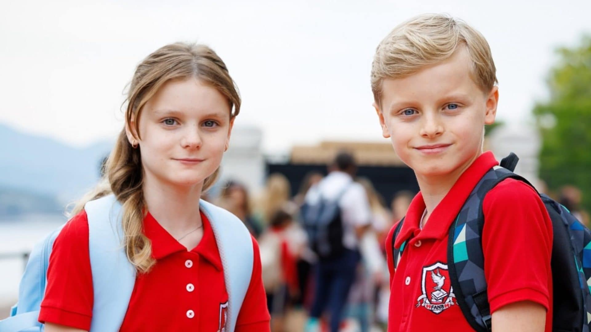 Il primo giorno di scuola dei principini di Monaco: divise coordinate e zaini personalizzati