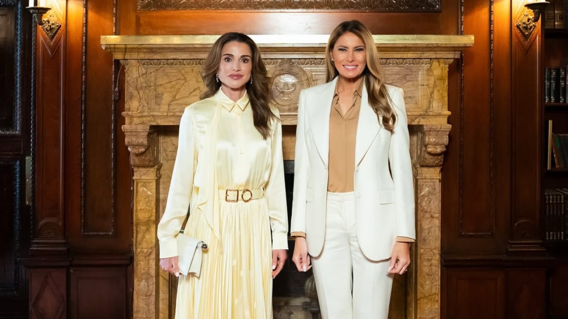 Rania di Giordania ospite di Melania Trump: quanto costa il look della regina, incarnazione d'eleganza