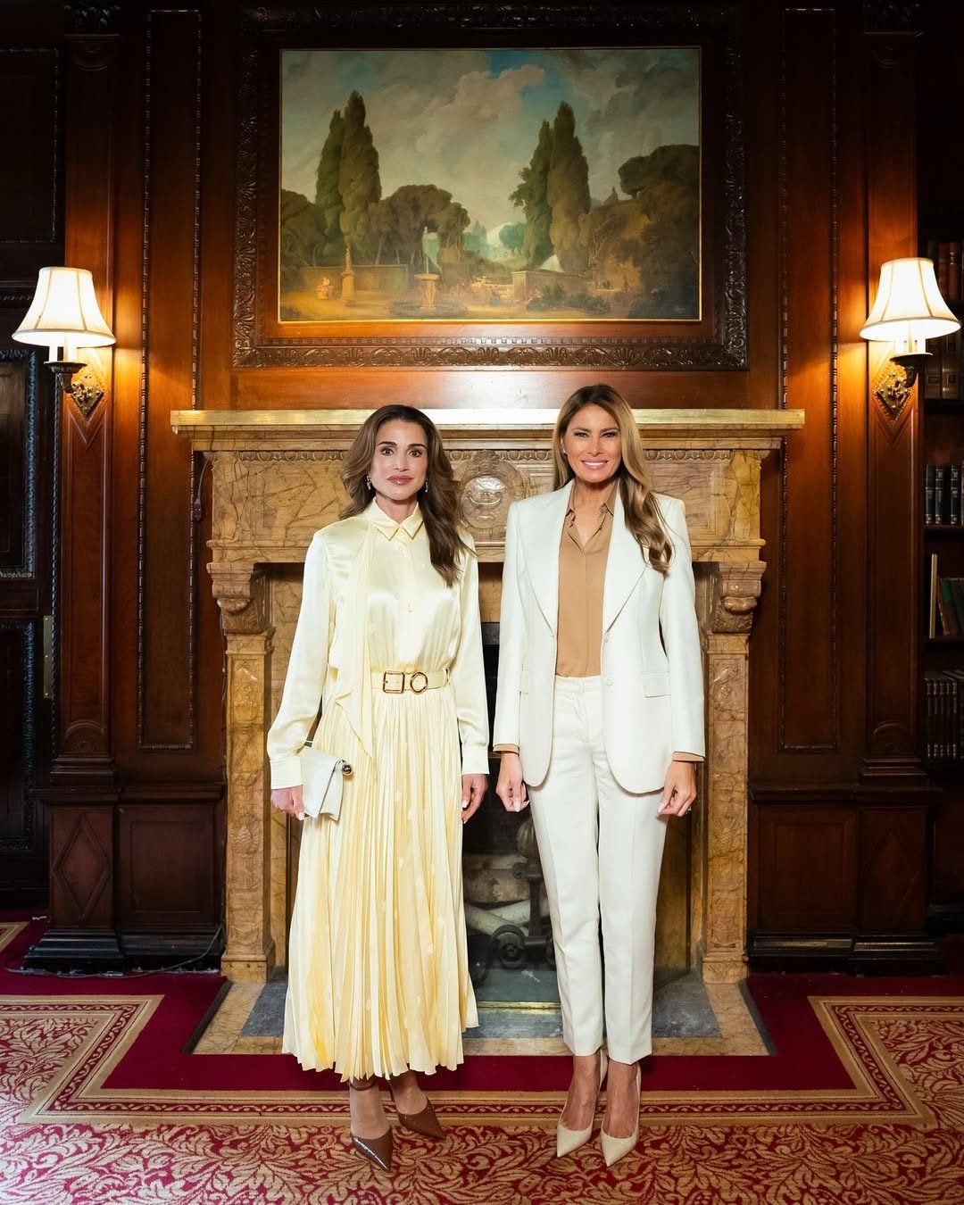Rania di Giordania in Balenciaga, scarpe Amina Muaddi, accessori Jacquemus