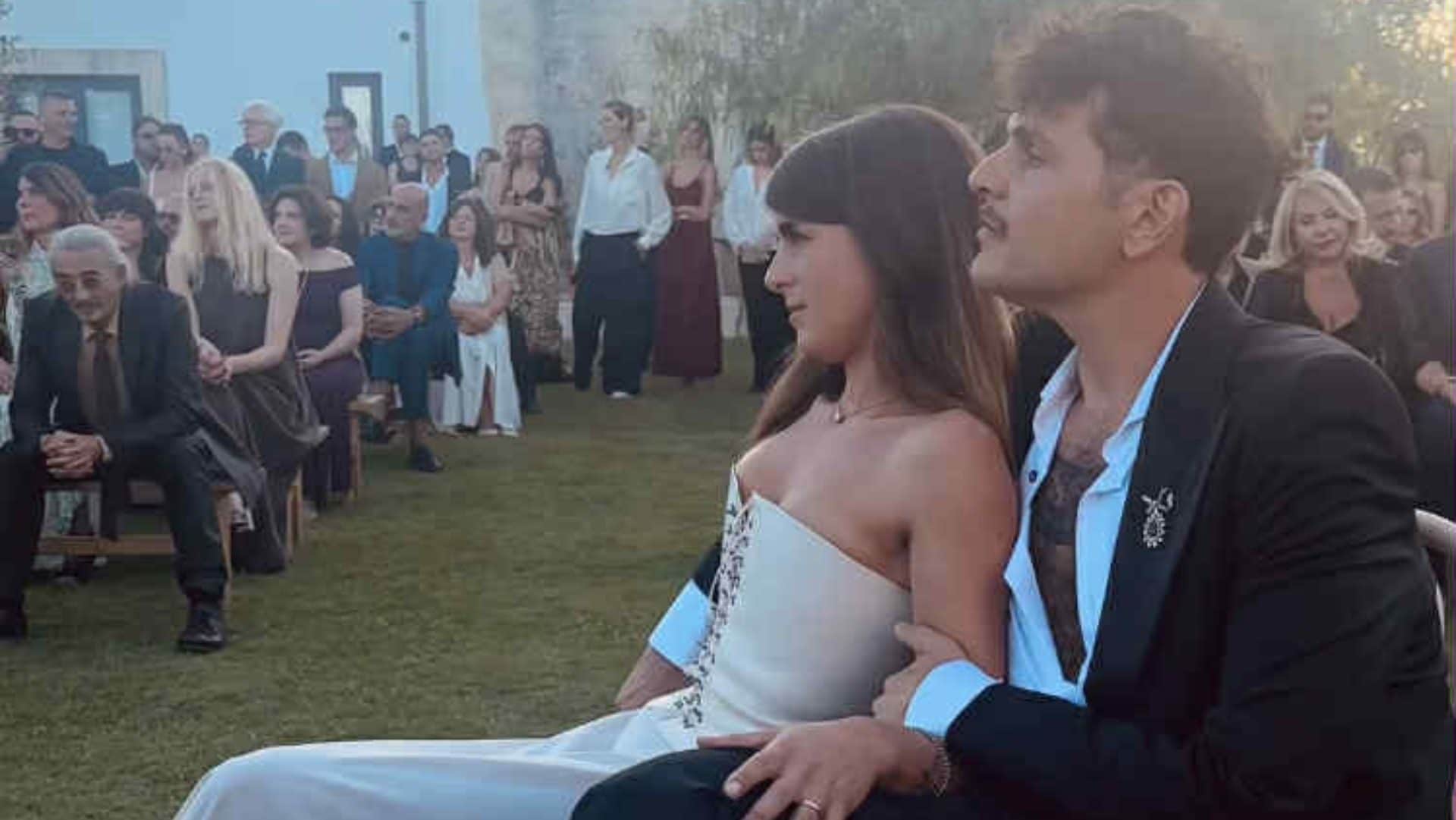 Il matrimonio di Renzo Rubino e Lola Amadei: niente cravatta per lui, abito corsetto per la sposa