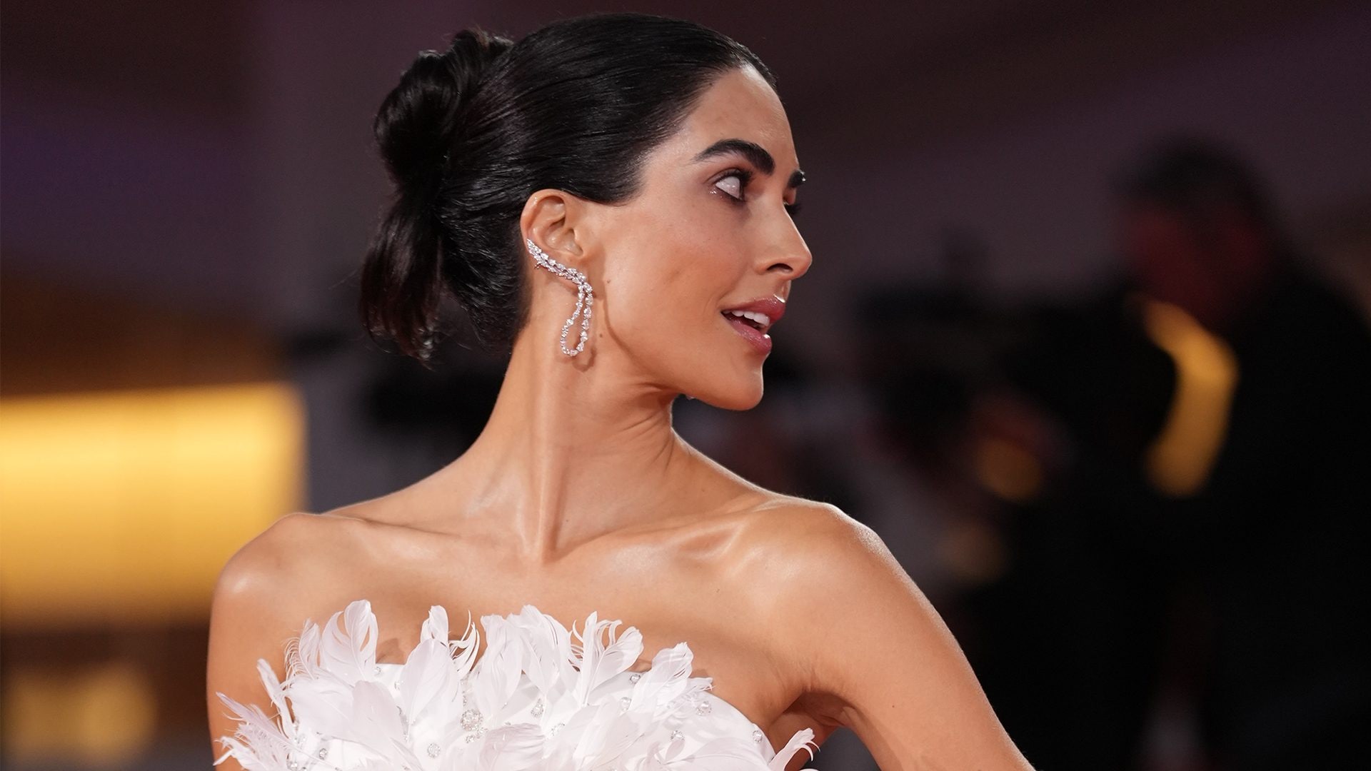 Rocío Muñoz Morales tra piume e cristalli dà una lezione di eleganza sul red carpet di Venezia