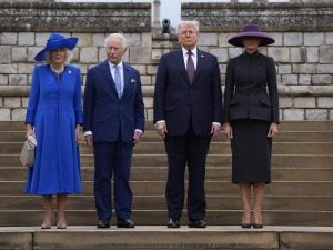 spilla-regalo-camilla-trump-300x225.jpg