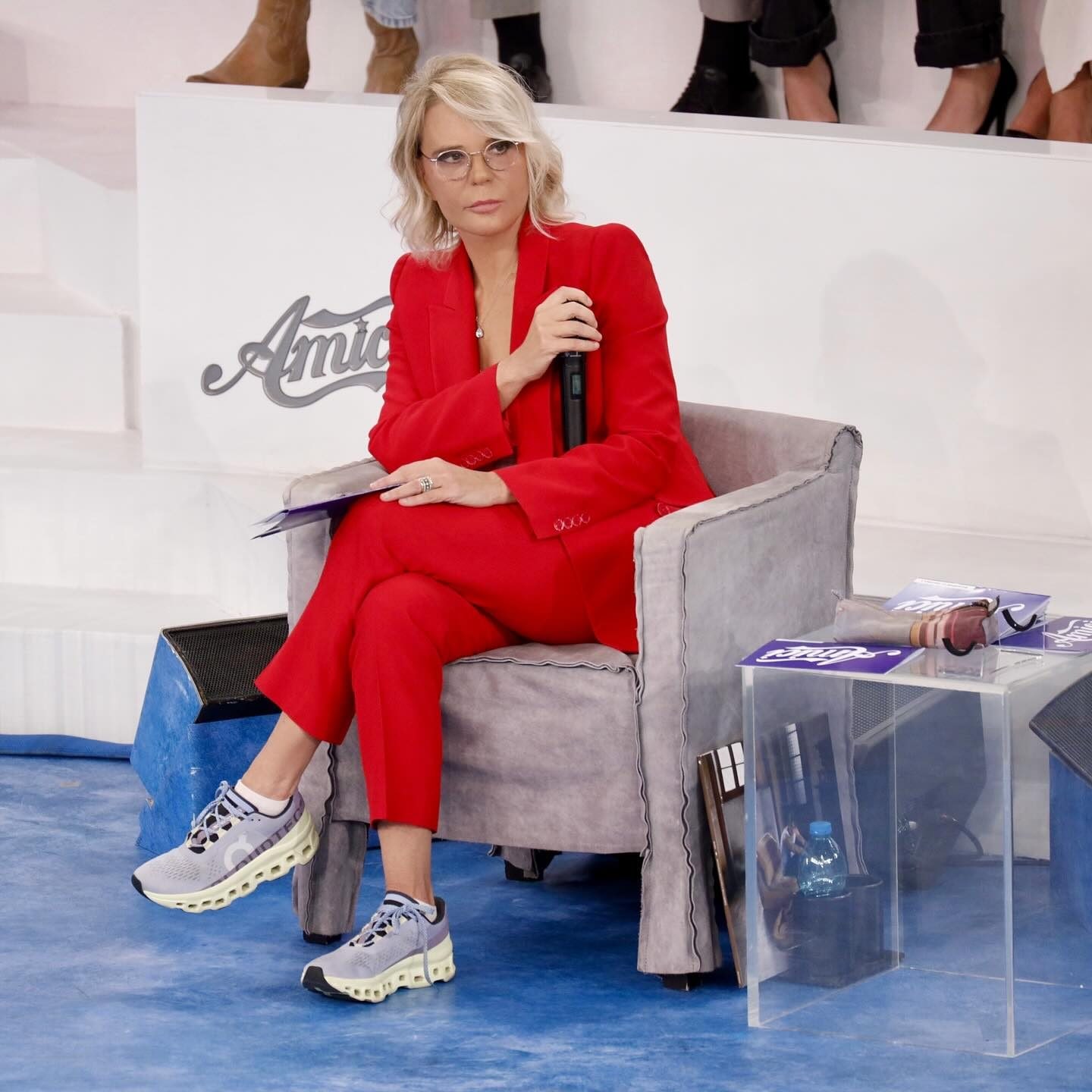 Maria De Filippi con le sneakers On
