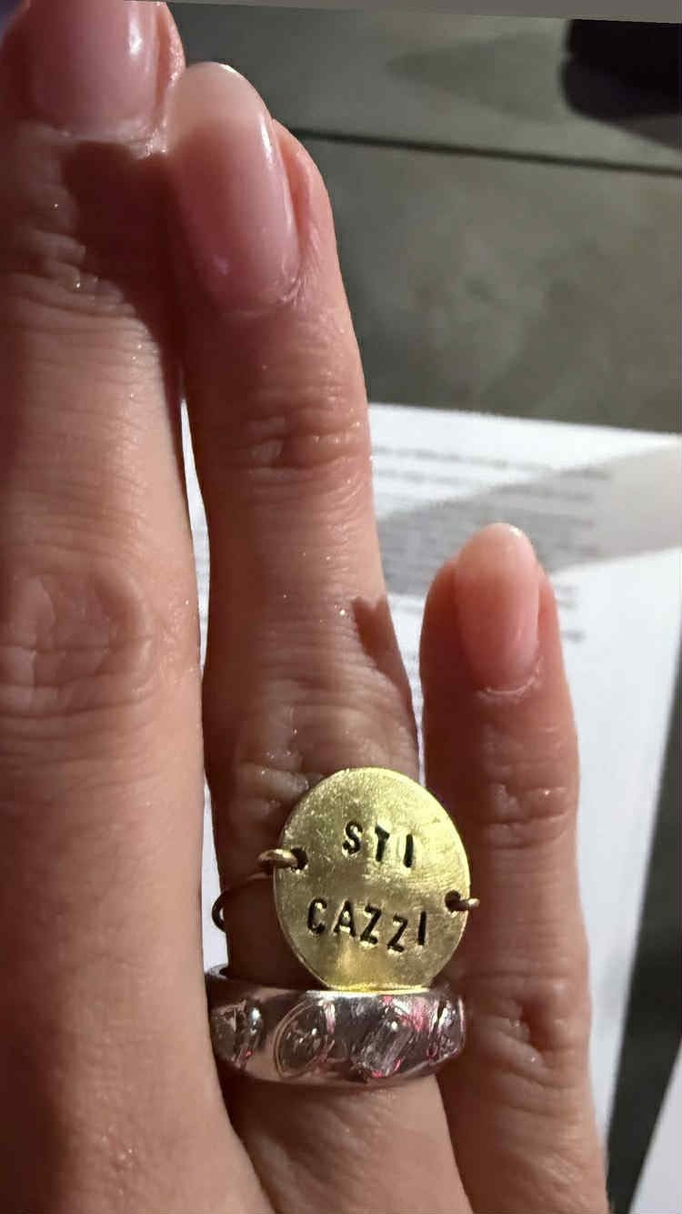 L’anello Sti cazzi di Belén