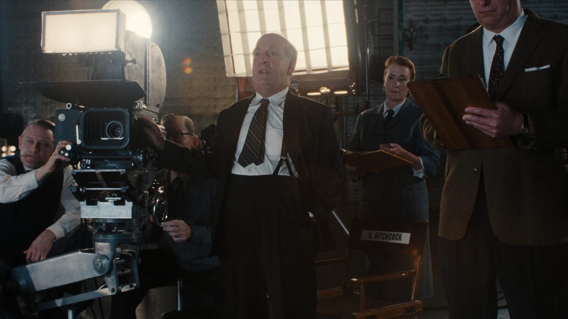 Alfred Hithcock (Tom Hollander) nella serie Monster