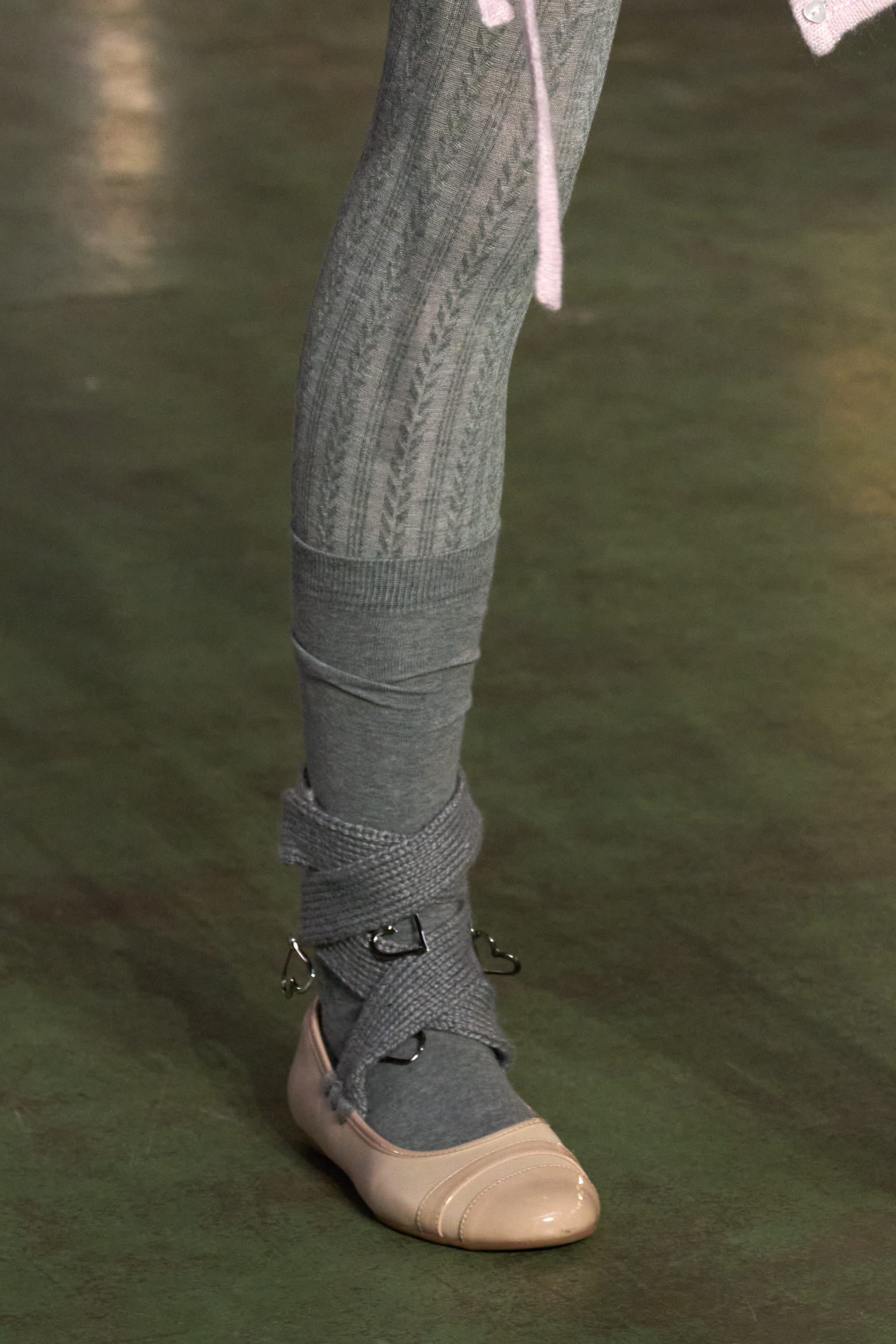 Le ballerine abbinate a calzini grigi e collant a coste nei look di Marco Rambaldi