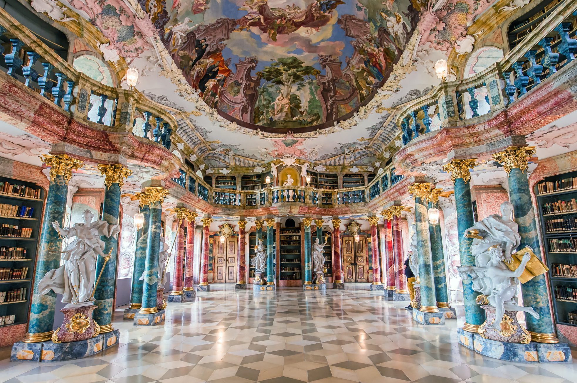 La biblioteca più bella del mondo è in Europa: la classifica per gli appassionati di libri