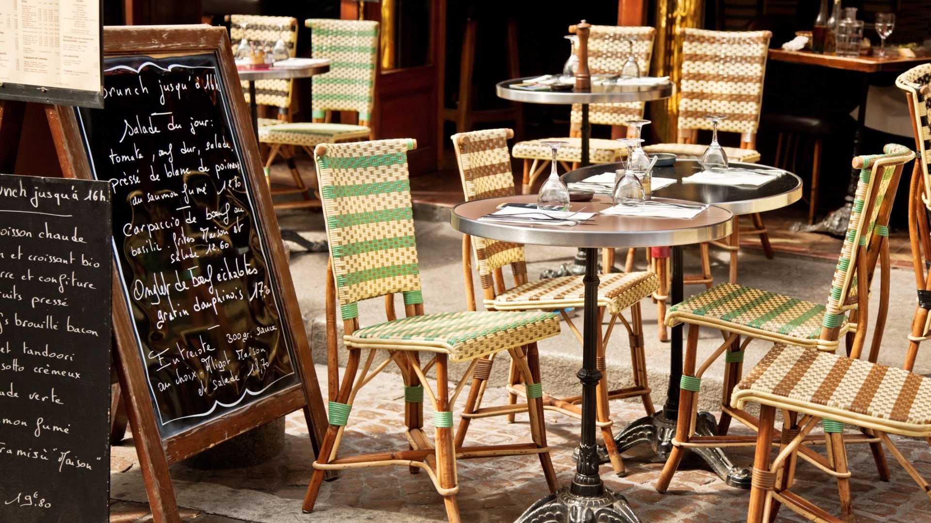 Come sono nati i bistrot francesi, la storia all'origine dei tipici ristoranti