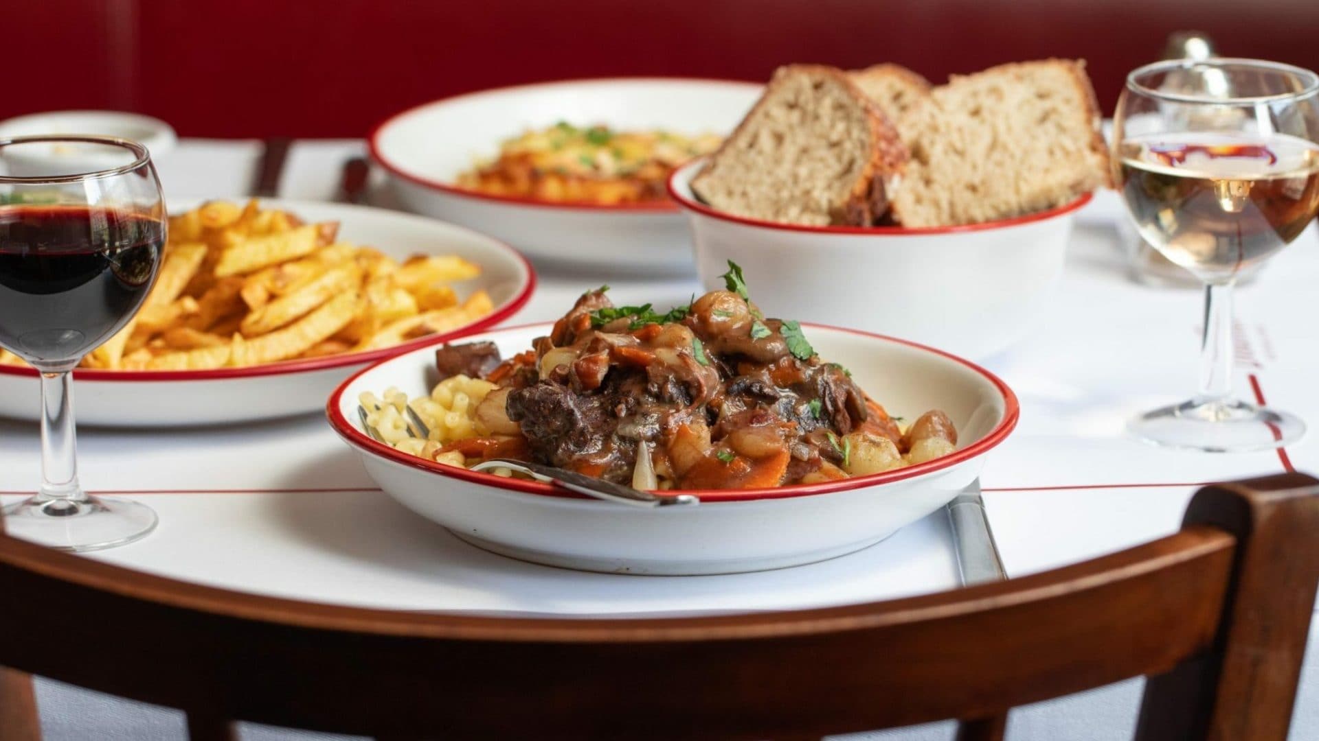 Cosa sono i bouillon, i ristoranti più economici dove l'antipasto costa 1 euro