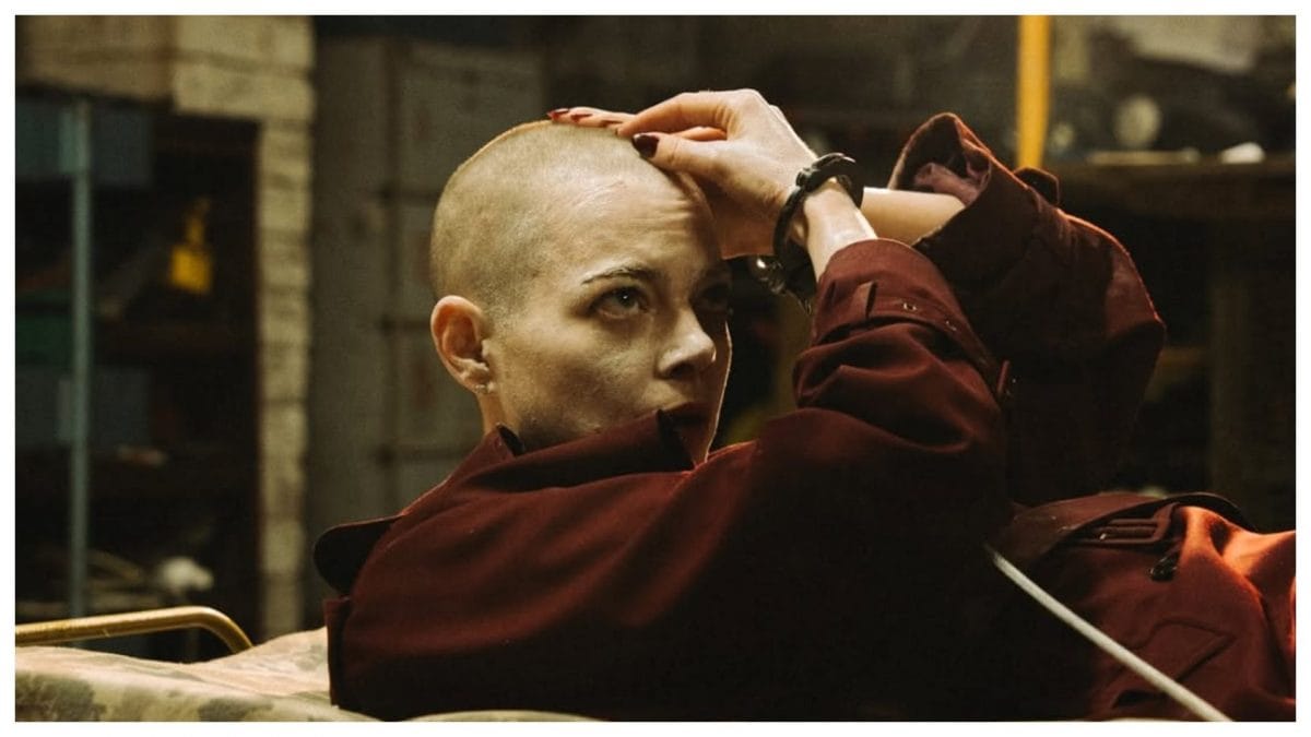 Bugonia, Emma Stone in una scena del film