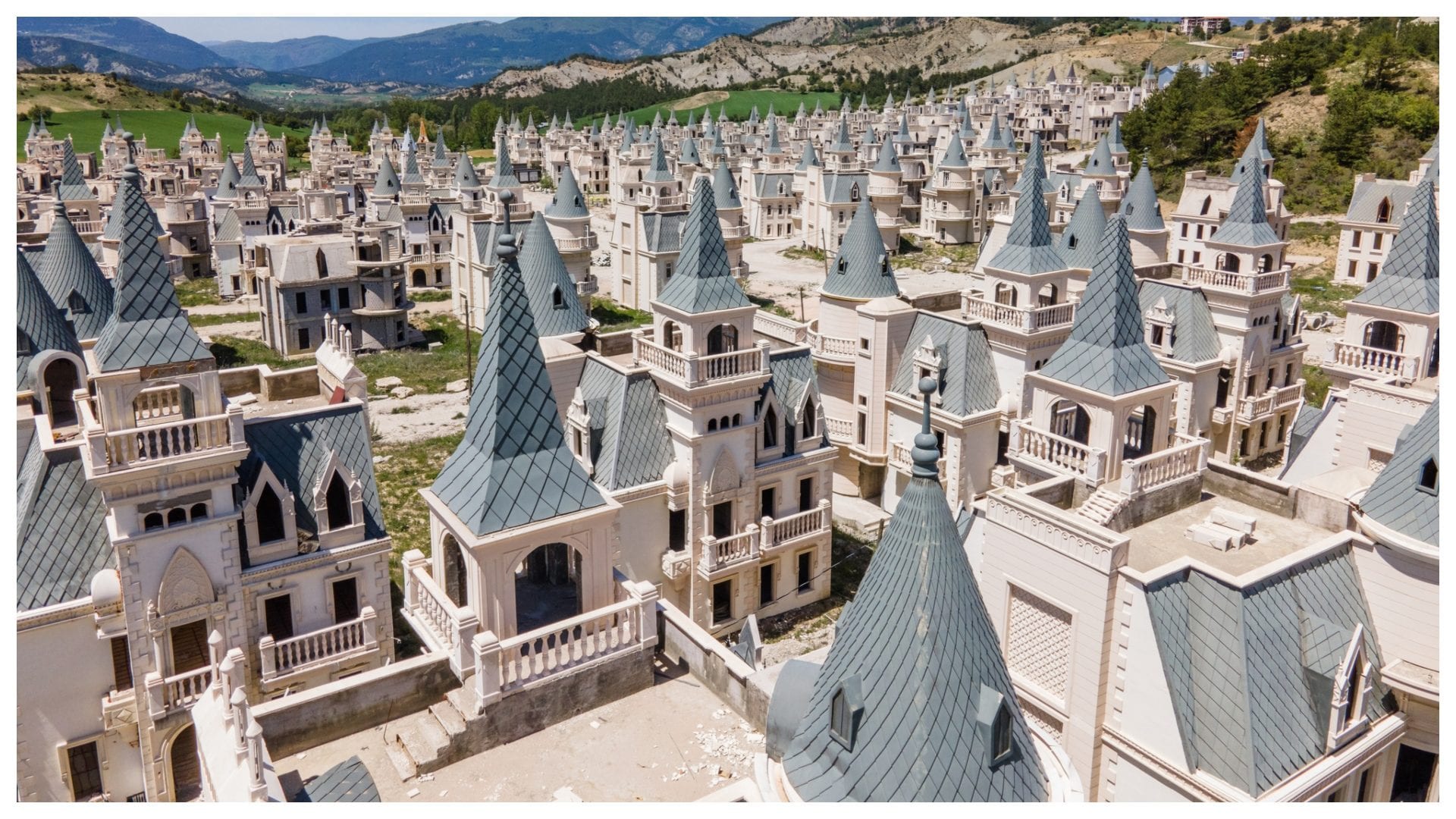 Burj Al Babas: la città fantasma con 700 castelli che sembra un villaggio Disney abbandonato