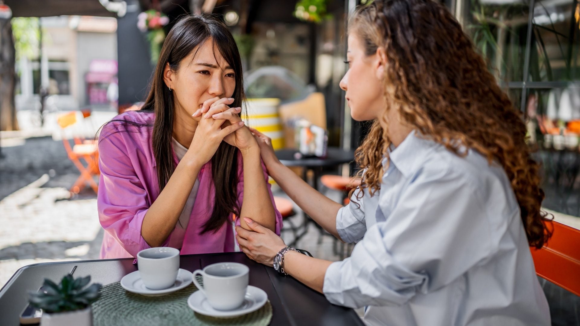 Cosa sono i crying café, i locali dove si va a piangere e perché stanno spopolando sempre di più