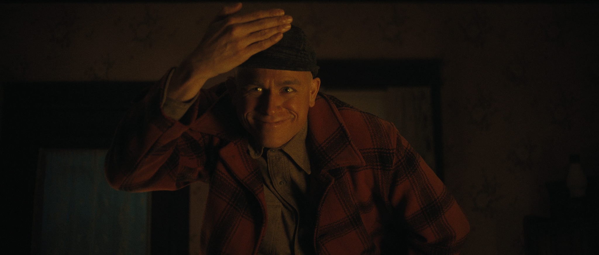 Charlie Hunnam interpreta Ed Gein nella serie.
