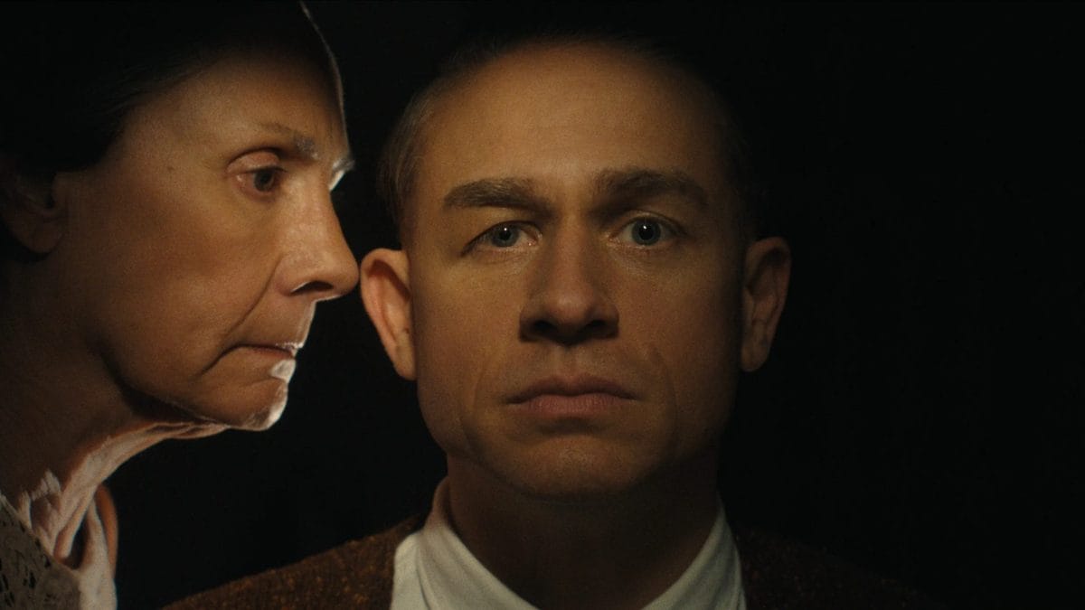 Ed Gein, interpretato da Charlie Hunnam nella serie tv Netflix Monster