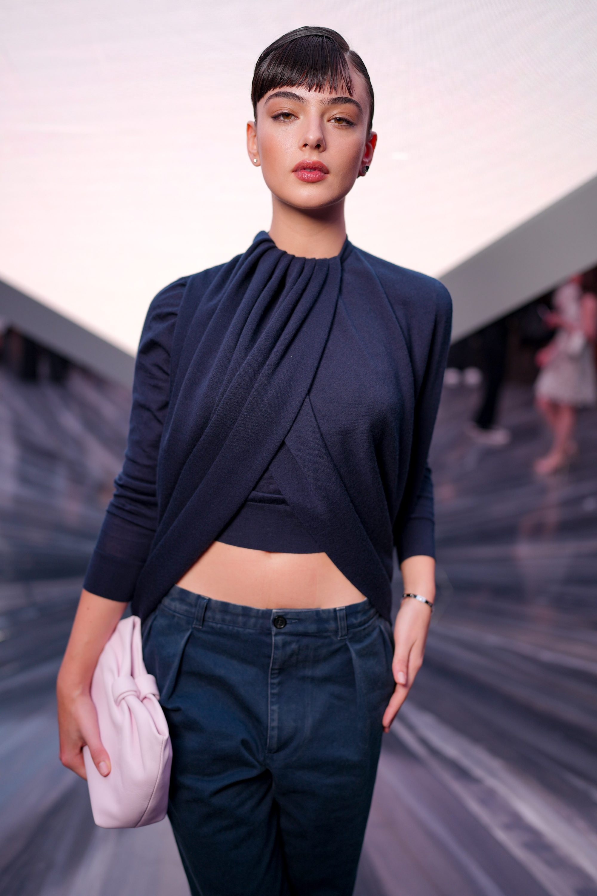 Deva Cassel col cardigan incrociato